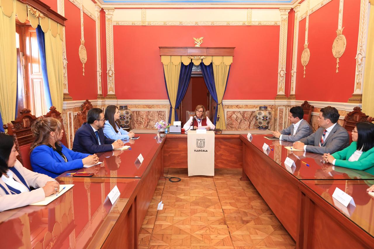 Aumenta gobierno estatal salario y prestaciones a trabajadores de base